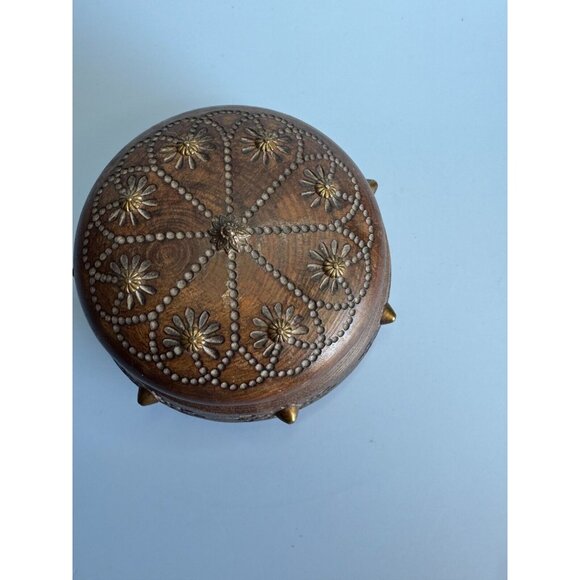 Antique Savoy Round Wooden Trinket Box With Brass Accents & Floral Design Circa - Picture 5 of 9